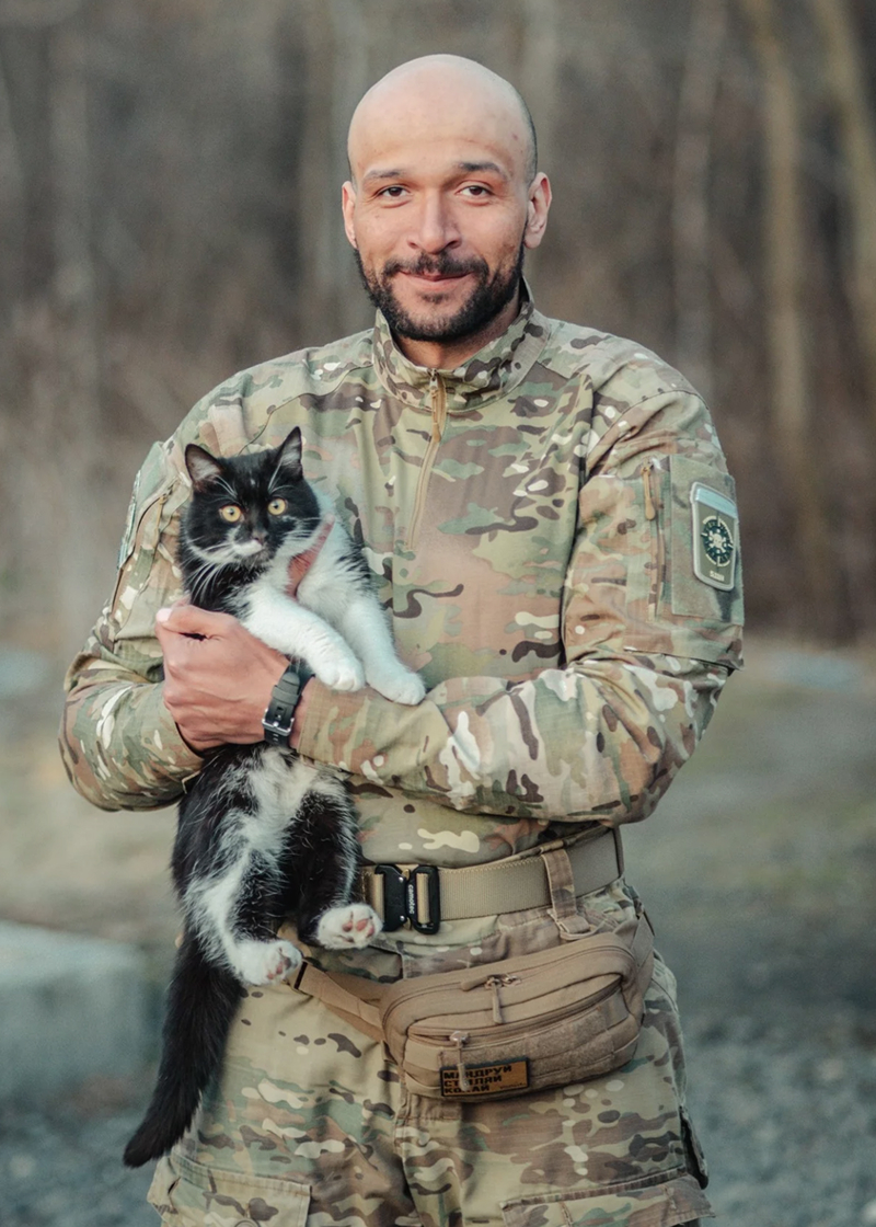 Військовий з котом